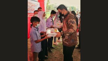 Bobby Nasution Bagi-Bagi Laptop dan Modem Gratis ke Siswa SMP di Kota Medan