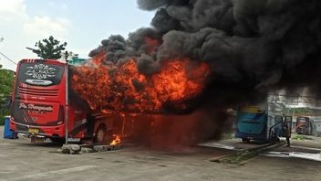 حافلة غير مأهولة متفحمة تشتعل فيها النيران في محطة بولوغيبانغ ، والخسائر تصل إلى 500 مليون روبية