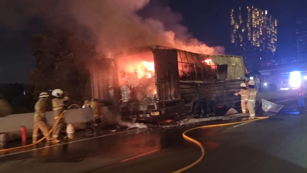 Un camion incendié, un blocage de 1 km sur la route à péage JOR direction Fatmawati Jaksel