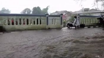 الفيضانات والانهيارات الأرضية لاندا عشرات النقاط في مدينة سوكابومي