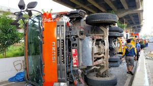 Truk Sampah Terguling di Cipinang Muara Gegara Motor Menyalip