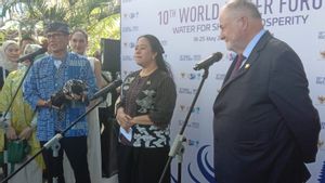 At WWF Summit, Sandiaga Buys Banteng Souvernir For Puan Maharani