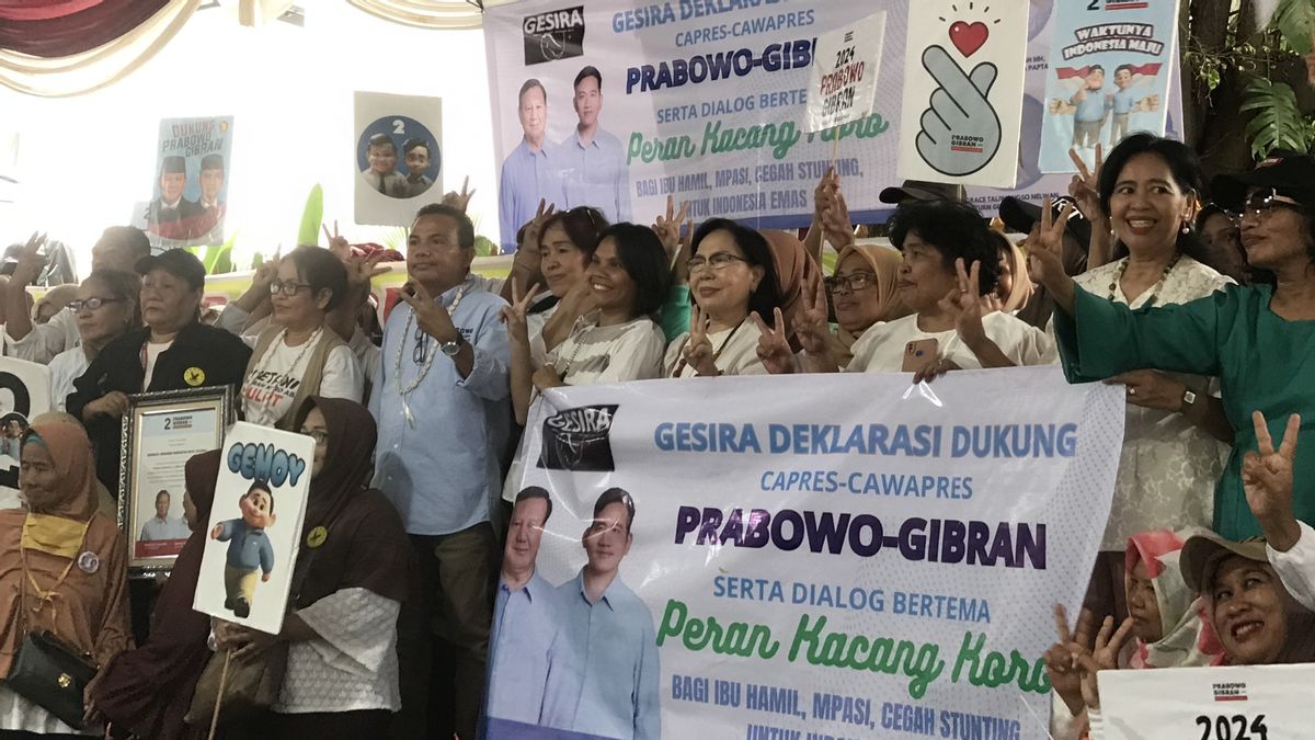 Des bénévoles proposent à Prabowo-Gibran de faire de la noix de coco constituant de lait pour les femmes enceintes