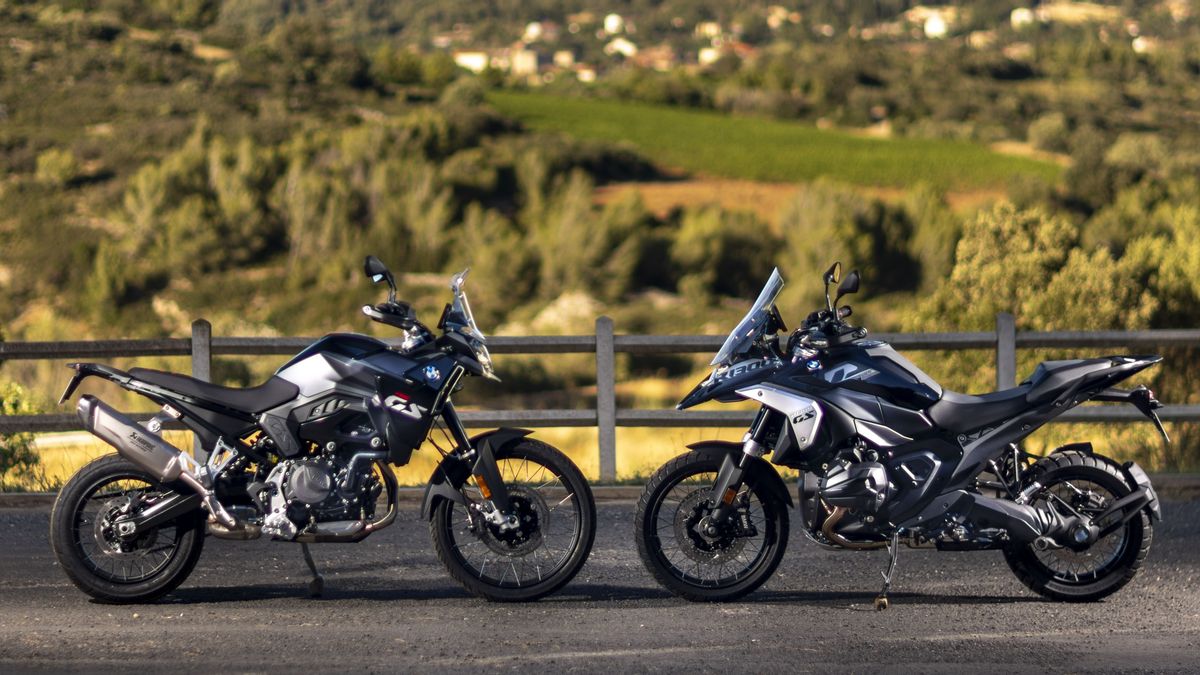 以下是宝马F 900 GS和R 1300 GS Dark Edition,特殊版全黑子
