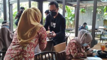 Bogor Maire Bima Arya Traite Infirmière à Manger Et Donner Des Bons D’achat