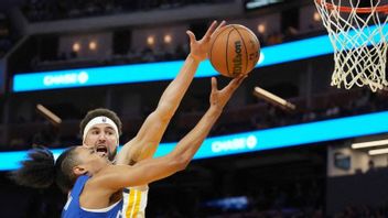 Without Stephen Curry, Warriors Rise With Klay Thompson Beat Jazz 111-107