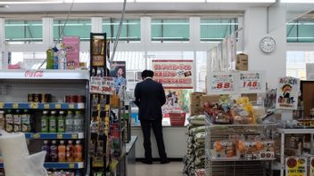 Barrières En Plastique, Comment Les Mini-marchés Au Japon Appliquent La Distanciation Physique