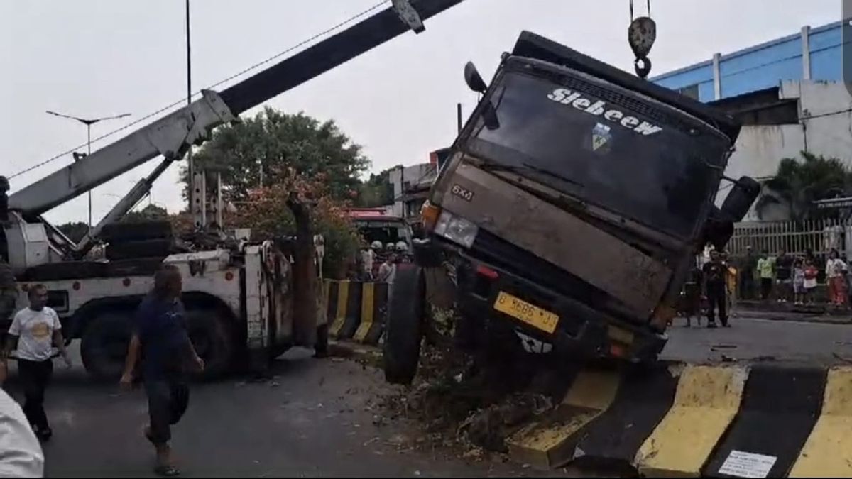 Angkut 3 Ton Gulungan Besi, Truk Fuso di Klender Hantam Pohon dan Pembatas Jalan