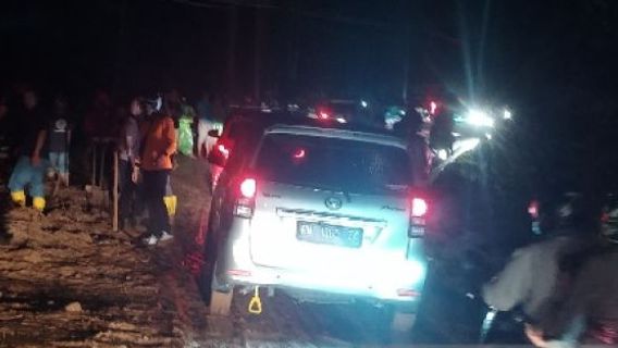 Landslides, Jalan West Sumatra-Riau Km22 Paralyzed, Thousands Of Vehicles Stuck In Traffic