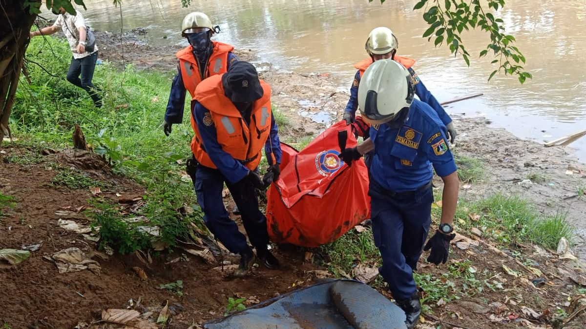 Residents Are Excited To Find Bodies Stuck In Ciliwung River, East Jakarta