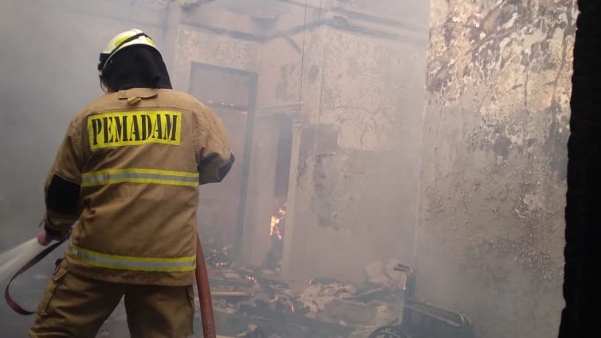西ジャカルタのケボン・ジェルクにある家屋が電気的な短絡で焼失し、13人が被災