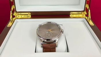 洪森总理为东盟峰会准备豪华手表纪念品：柬埔寨制造，只有25台