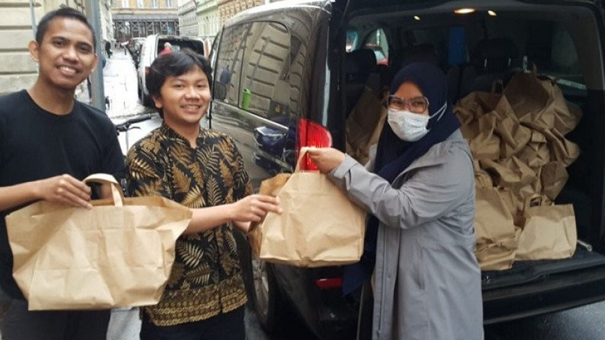 ハンガリーの幸せなインドネシア市民は、オパールとケタット大使館の出荷を楽しむ