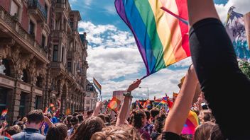كونها واحدة من أكثر البلدان الكاثوليكية في أوروبا، تحظر بولندا تبني المثليين والمثليات ومزدوجي الميل الجنسي ومغايري الهوية الجنسانية