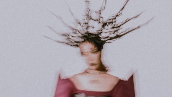 Le travail d'Isyana Sarasvati est accusé de s'orienter vers le satanisme, son mari s'exprime