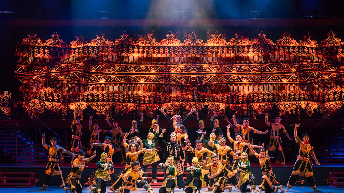 Hundreds Of Traditional And Modern Dancers Show Various Coreographys At The Sabang Merauke Performance 'Pahlawan Nusantara'