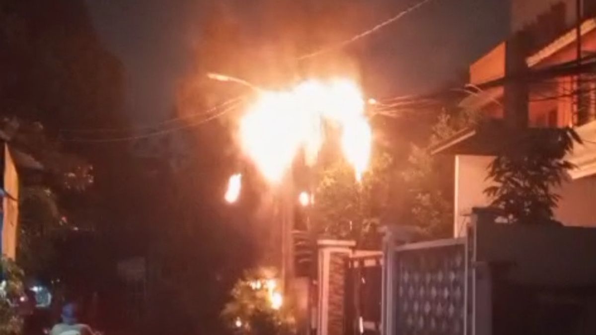 PLN's Air Cable Caught Fire, Almost Spreading To Luxury Houses In Ciracas