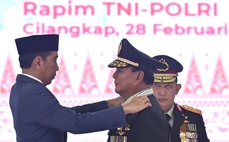 Pemberian Pangkat Jenderal Kehormatan untuk Prabowo Subianto Seperti Menggarami Luka Reformasi 1998