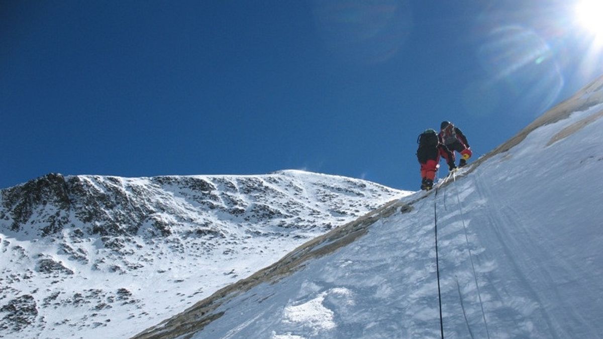 Sherpa Veteran Buka Jalur Pendakian Puncak Everest untuk  Musim Semi 2026