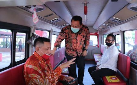 Penumpang Bus Transsemarang Bayar Tiket Pakai Galon dan Botol Plastik