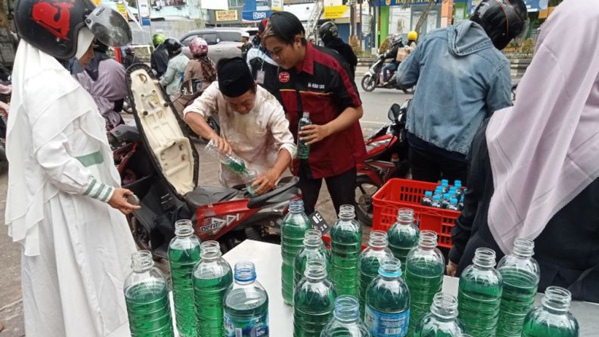 Thousands Liters Of Free Pertalite In The <i>Haul</i> Of Guru Sekumpul