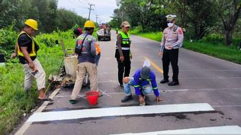 ドライバー <i>に読み書き</i>をさせ、警察は事故が発生しやすいサバク-ジャンビ道路に衝撃テープを貼ります