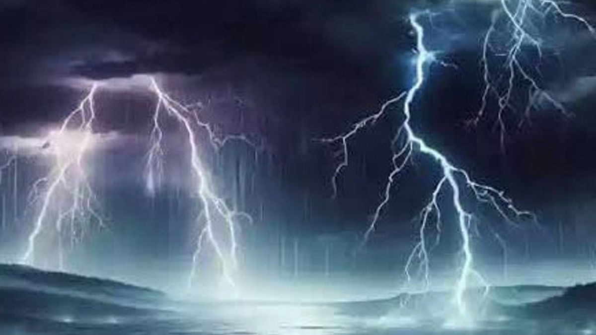 Cuaca Ekstrem: Hujan Petir, Suhu Panas, dan Banjir Rob di Sejumlah Wilayah Hari Ini