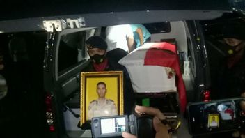 Keluarga Sambut Kedatangan Jenazah Anggota Brimob yang Gugur Baku Tembak dengan KKB