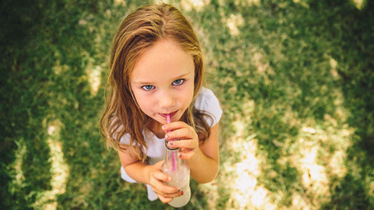 炭酸飲料を飲みすぎると、子供の歯や消化に悪影響を及ぼします