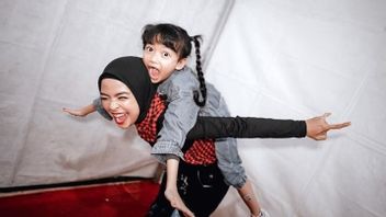 Tantri Kotak Supporting His Sulungnya Putri Menjadi Cilik Singer