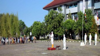 Paying Respect To Medical Heroes, Ganjar Pranowo Leads Hazmat Dress Ceremony At Donohudan