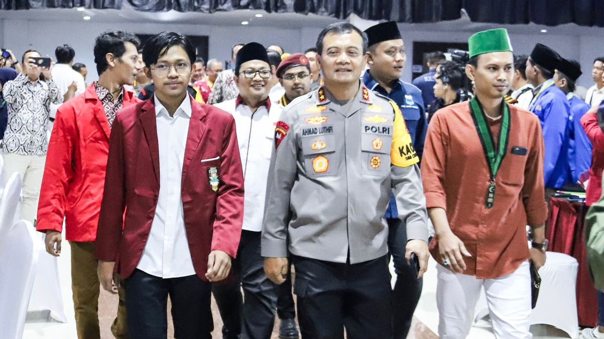 七名学生组织与中爪哇地区警察合作,进行和平选举