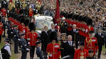 銃声、鐘の鳴り響き、そして一般の人々がウィンザー城でのエリザベス女王2世の棺の到着を歓迎