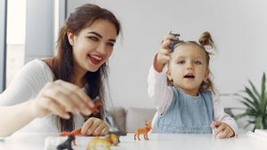 4 Cara Mengajarkan Anak Bekerja Sama dengan Orang Tua