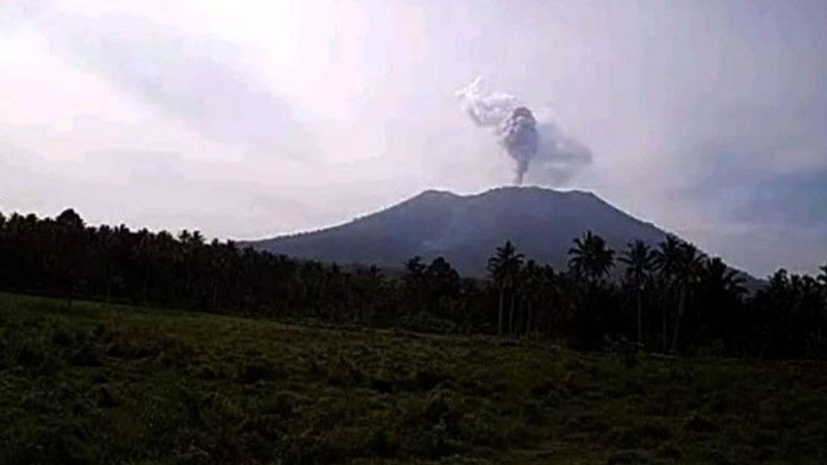 イブ山は再び800メートルの高さの火山灰を噴出