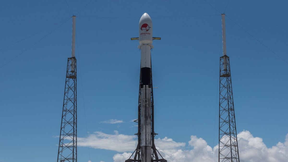 SpaceXは赤と白のテルコムサット衛星2を打ち上げます
