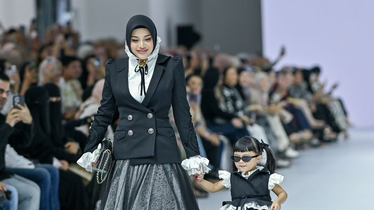 Take A Peek At Ameena's Golden Style During The 2025 JFW Catwalk With Aurel Hermansyah