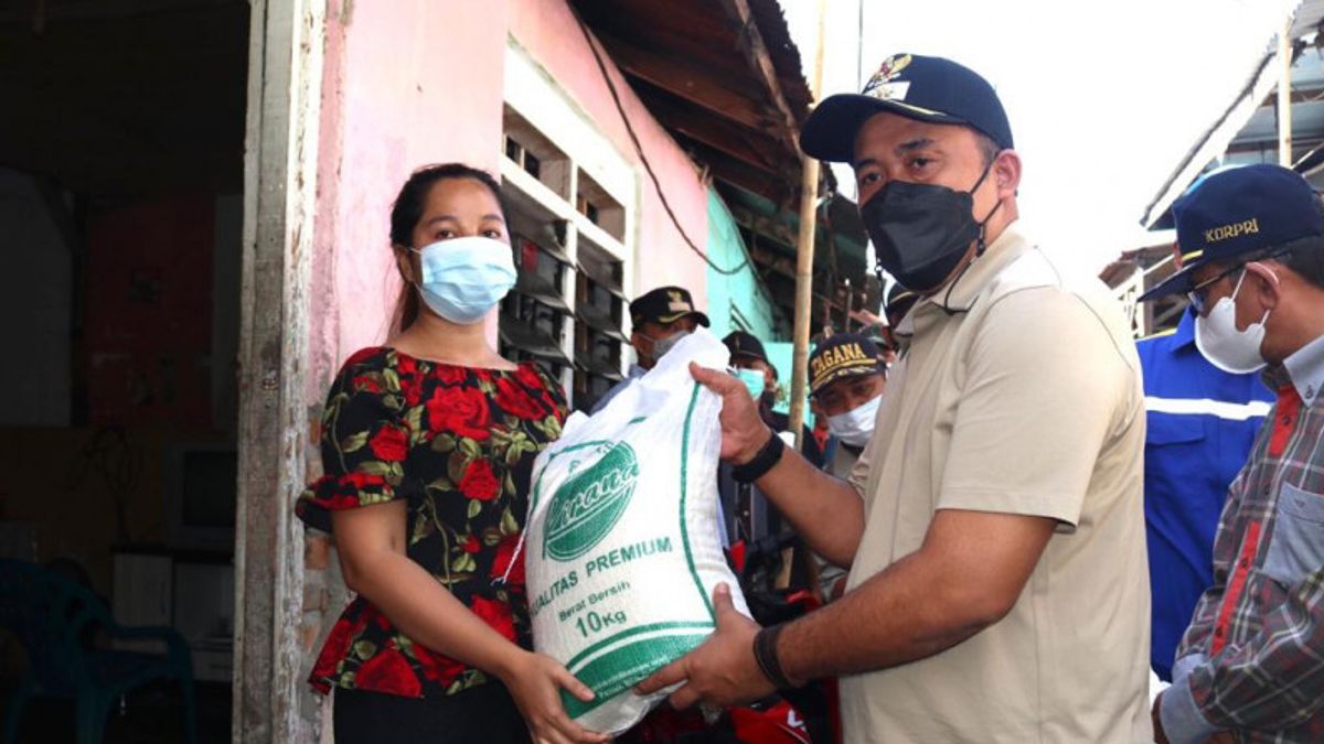 Deputy Mayor Of Medan Gives Aid To Families Affected By The Pandemic