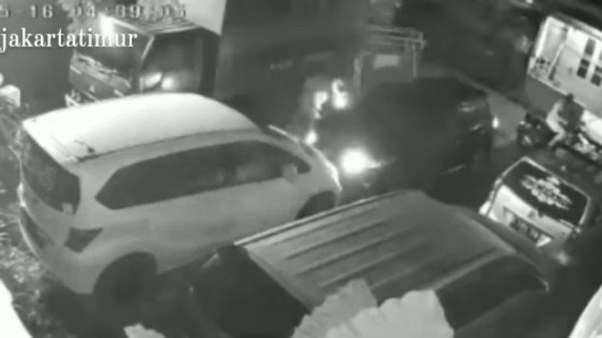 Spying Robbery In Pinang Ranti, East Jakarta, Caught On CCTV