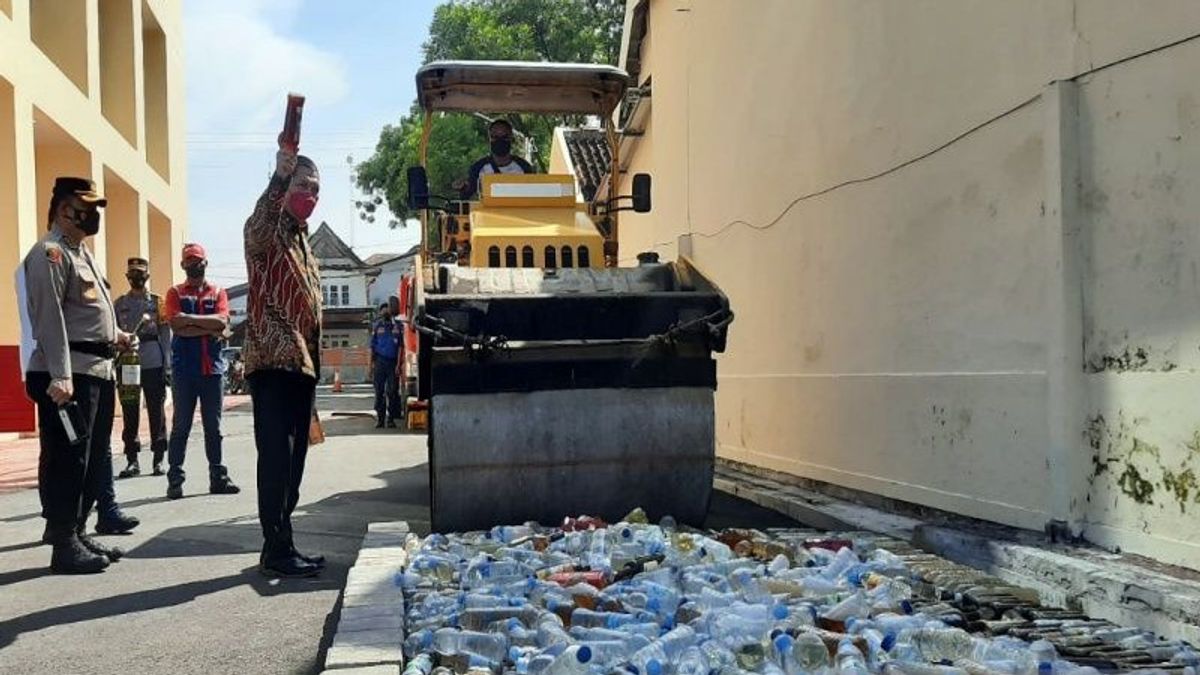 Surakarta Police Destroyed 1,118 Bottles Of Alcohol And 1,205 Liters Of Ciu From Penyakit Masyarakat Operations