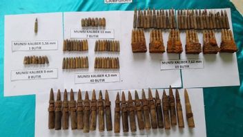 South Morotai Residents Hand Over Hundreds Of Ammunition And 22 Grenades To TNI, Pattimura Military Commander Says Thank You