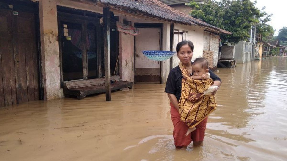 Débordements D’eau De La Rivière, Des Centaines De Maisons à Mejobo Kudus Inondées