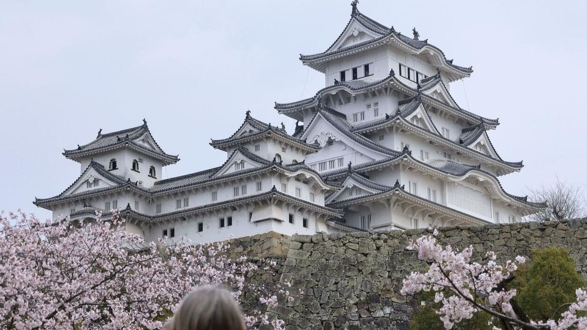 Osaka Castle is a favorite of foreign tourists, topping the list of the most popular castles in Japan