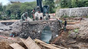 TNI AD Bersama Masyarakat Siang Malam Selesaikan Pengerjaan 218 Jembatan dalam 2,5 Bulan