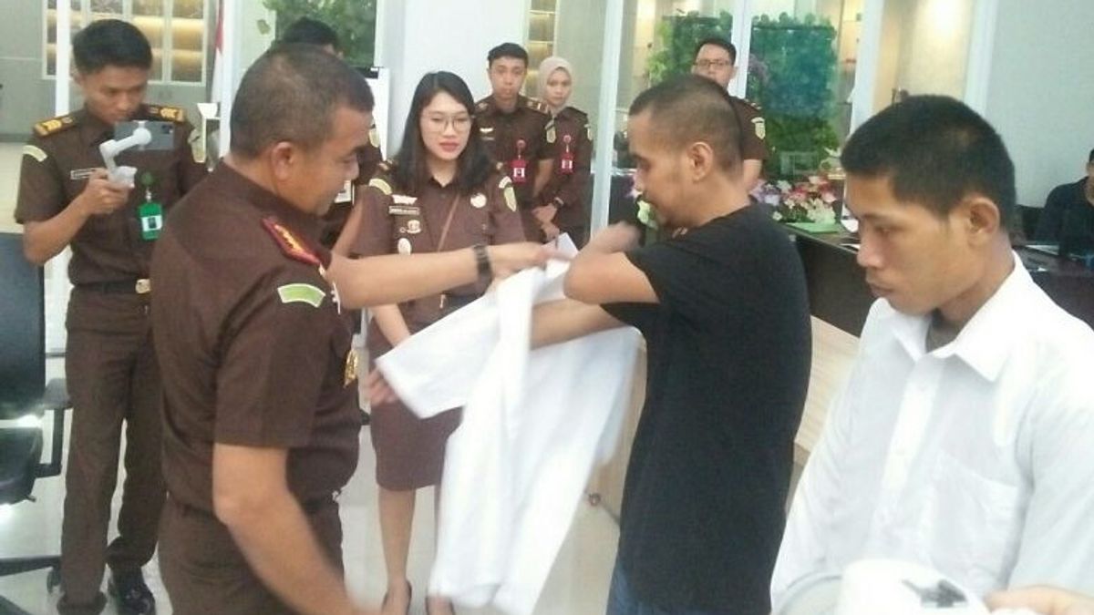 Kejari Samarinda Frees 2 Suspects Of Thieves And Domestic Violence Through Restorative Justice