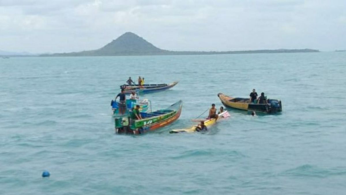 من أجل الإغاثة السريعة للكوارث في البحر ، نبهت Basarnas سفن SAR في جزيرة بيليتونغ 