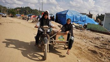 Sourire de bonheur des survivants de la catastrophe d'Aceh, recevoir un colis de Ramadan de Dompet Dhuafa