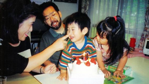 21年間、宮沢節子は、逮捕された彼女の息子の家族の殺人者を期待して、警察の呼び出しを待ち続けます