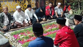 Napak Tilas, Kaesang Ziarah ke Makam Gus Dur di Jombang