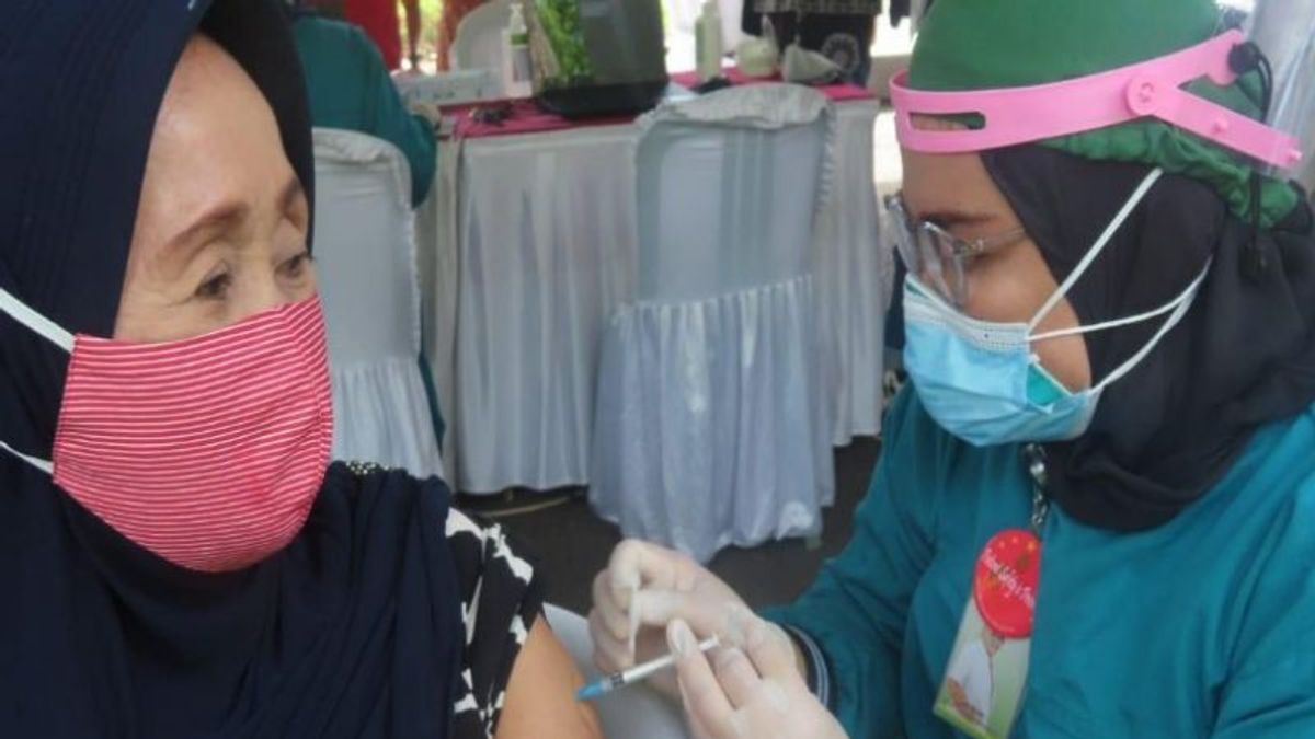 Le Gouvernement De La Régence Centrale De Java Batang Cible 30 000 Personnes âgées Vaccinées Contre La COVID D’ici La Fin Du Mois De Novembre